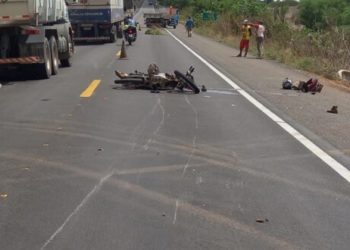Homem morre após motocicleta ser atingida por carreta na BR- 116 / Norte