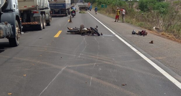 Homem morre após motocicleta ser atingida por carreta na BR- 116 / Norte