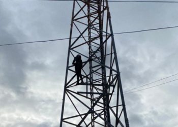 Homem se joga de torre após esfaquear namorada