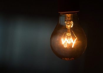 Aneel proíbe corte de luz de família de baixa renda; medida vale até 30 de junho