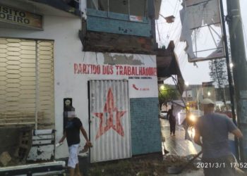 Durante a chuva parte da marquise de um ponto comercial desaba