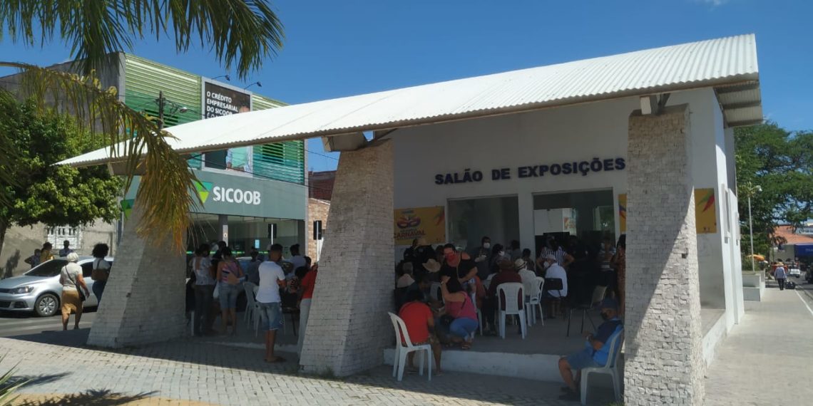 Com pico de aglomeração, idosos a partir dos 75 anos começaram ser vacinados contra covid-19