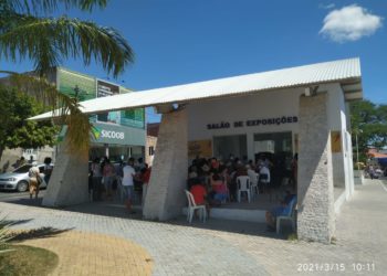 Com pico de aglomeração, idosos a partir dos 75 anos começaram ser vacinados contra covid-19