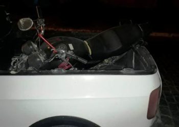 Comerciante é perseguido, sofre acidente, finge estar morto e bandido pega dinheiro em seu bolso