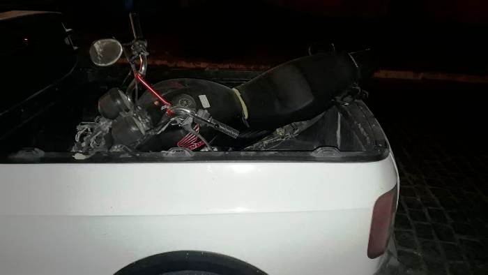 Comerciante é perseguido, sofre acidente, finge estar morto e bandido pega dinheiro em seu bolso