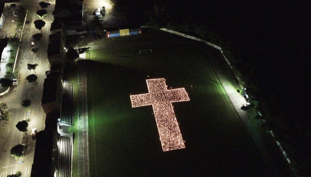 Mutuípe: moradores acendem quase 2 mil velas em estádio para homenagear vítimas da Covid-19: ‘São vidas’