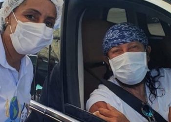 Com 68 anos, Bell Marques é vacinado contra a covid em Salvador