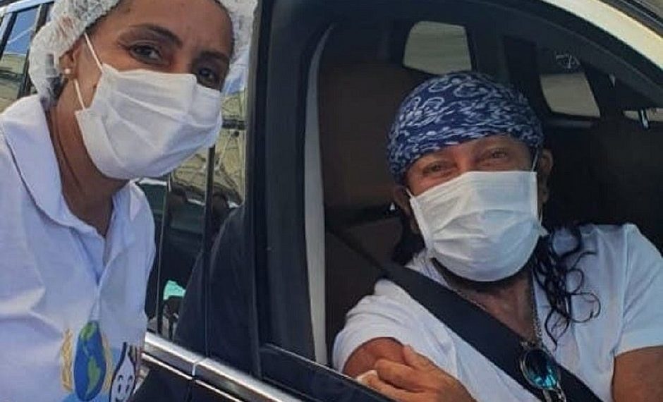 Com 68 anos, Bell Marques é vacinado contra a covid em Salvador