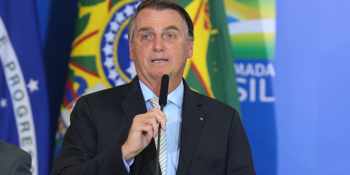 Bolsonaro zera PIS e Cofins do diesel e do gás de cozinha