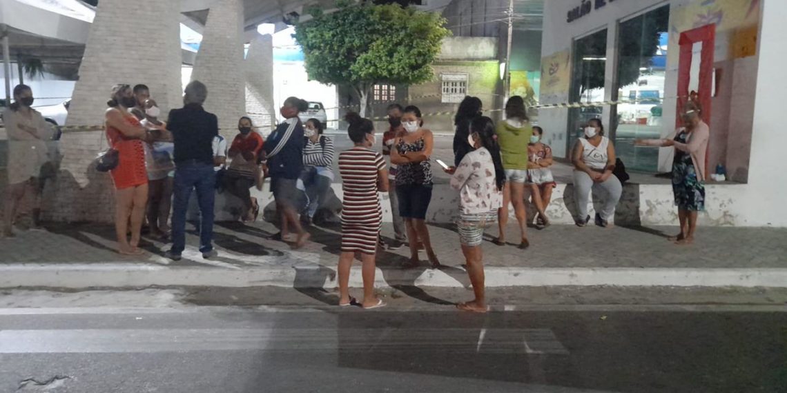 Pessoas pernoitam em local de vacinação para garantirem senhas