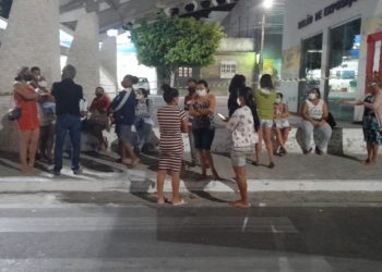 Pessoas pernoitam em local de vacinação para garantirem senhas