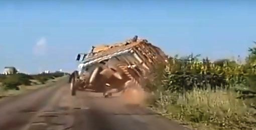 Vídeo: internauta flagra acidente com caminhão em Juazeiro