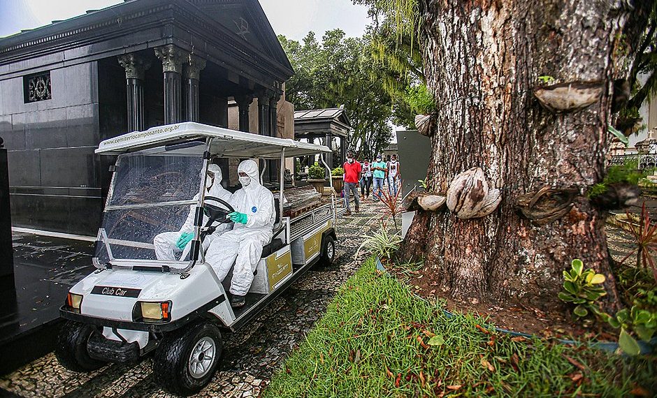 Brasil bate recorde com 2.349 mortes pela covid em 24h