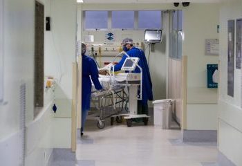 Mortes entre jovens com Covid-19 crescem 447%