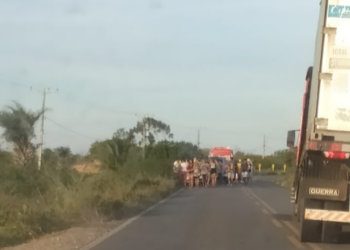 Homem morre após colidir moto contra placa de sinalização na rodovia BA-130