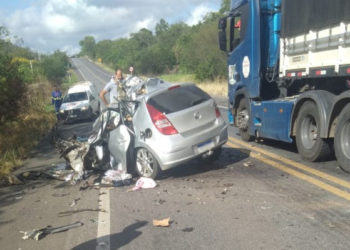 Motorista de carro morre após bater de frente com caminhão na BR-242