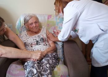 Mãe de Jair Bolsonaro recebe a segunda dose da vacina contra a Covid-19