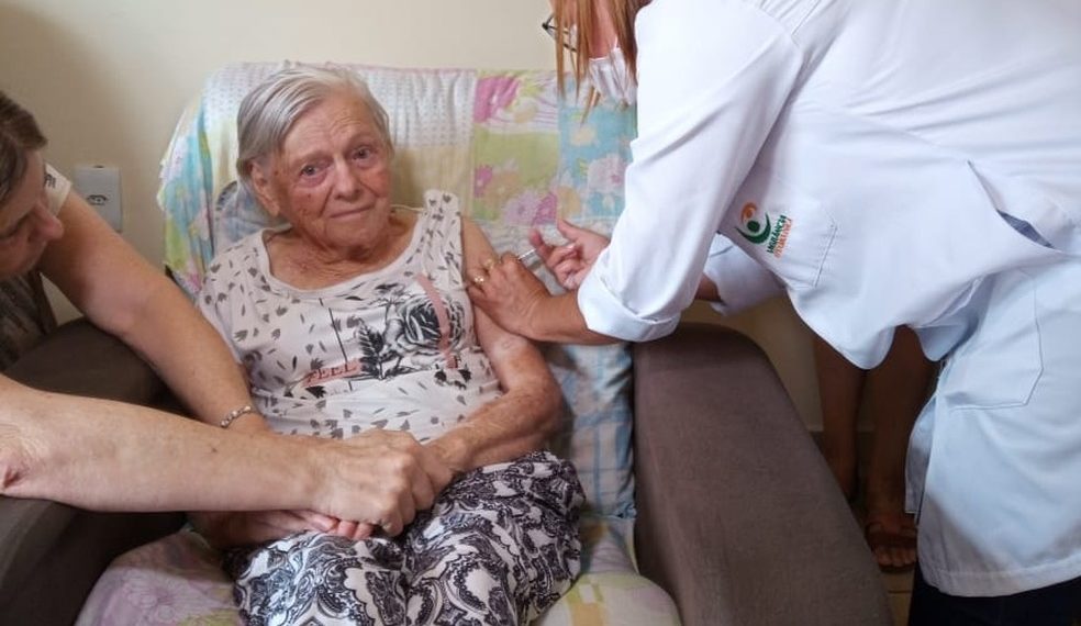 Mãe de Jair Bolsonaro recebe a segunda dose da vacina contra a Covid-19