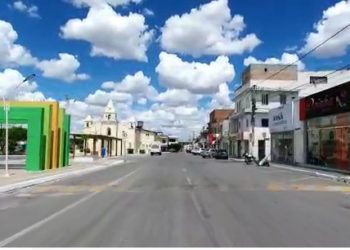 Retirolândia praticamente vazio no primeiro dia de fechamento total do comércio (vídeo)