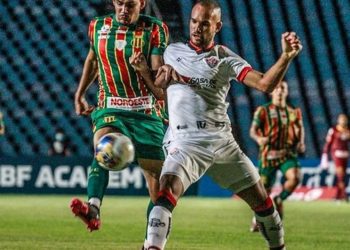 Em jogo polêmico, Sampaio Corrêa e Vitória empatam pela Copa do Nordeste