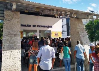 Com pico de aglomeração, idosos a partir dos 75 anos começaram ser vacinados contra covid-19