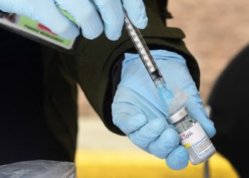 Com 16% da população vacinada, média móvel de casos de Covid-19 nos EUA cai 75% em relação a janeiro