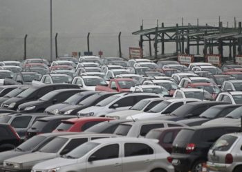 Emplacamento de automóveis e de veículos leves tem queda de 17,85%