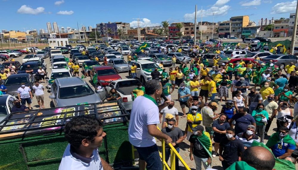 Comerciantes fazem carreata em manifestação contra medidas restritivas