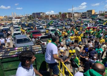 Comerciantes fazem carreata em manifestação contra medidas restritivas