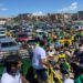 Comerciantes fazem carreata em manifestação contra medidas restritivas