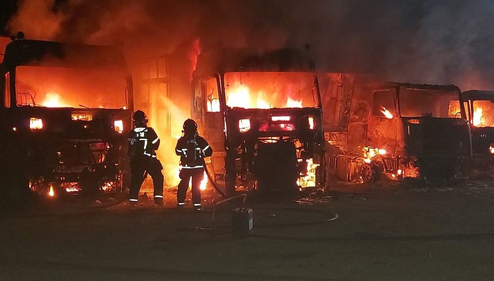 Incêndio de grandes proporções atinge carretas em pátio de posto de combustível