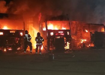 Incêndio de grandes proporções atinge carretas em pátio de posto de combustível