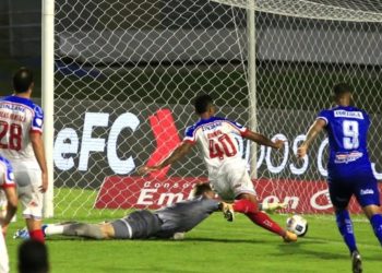 Copa do Nordeste: goleiro e zaga falham e Bahia perde para o CSA em Maceió