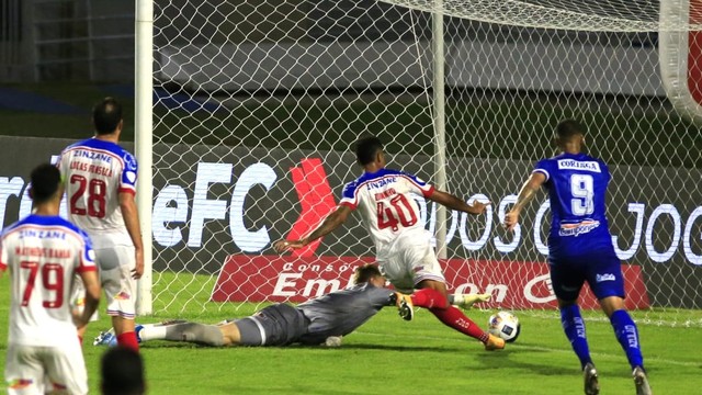 Copa do Nordeste: goleiro e zaga falham e Bahia perde para o CSA em Maceió