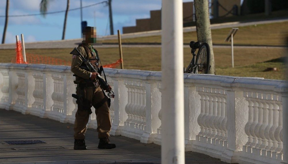 Salvador – PM sob surto psicótico é baleado após atirar contra barreira policial na Barra