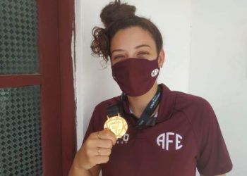 Quatro dias após a conquista da Libertadores Feminino na Argentina, goleira Yanne visita familiares em Coité