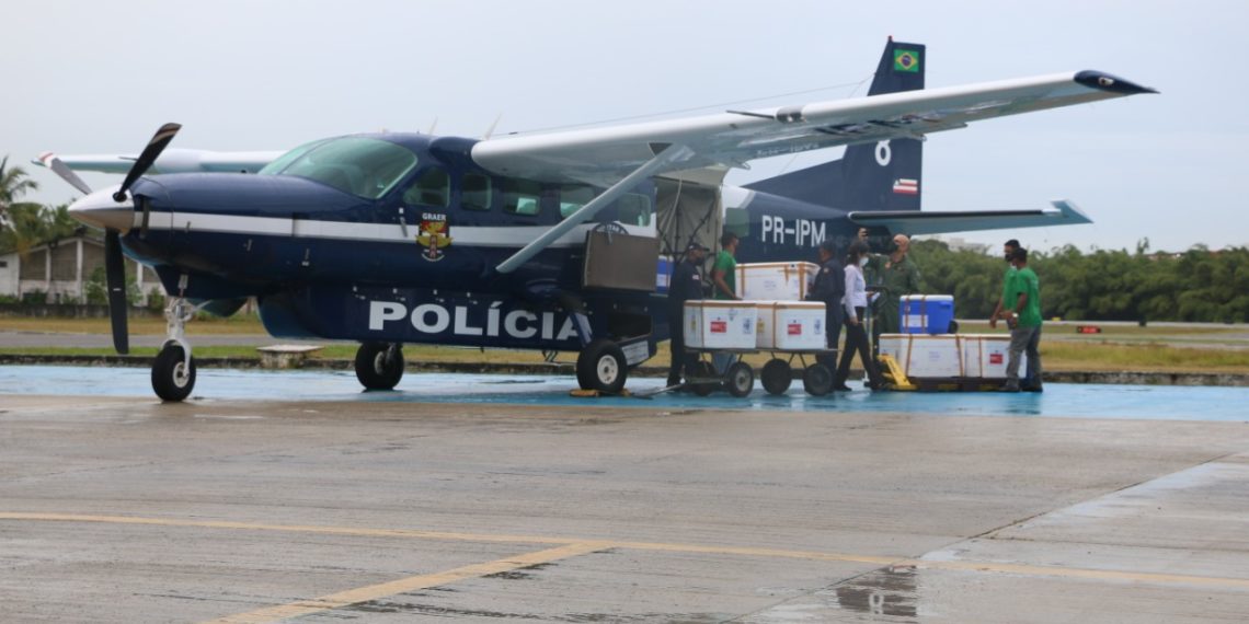 Aviões levam doses de vacinas contra covid-19 para o interior