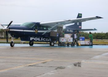 Aviões levam doses de vacinas contra covid-19 para o interior