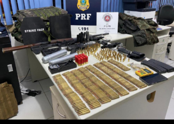 Suspeitos de roubos a bancos flagrados com explosivos e fuzil