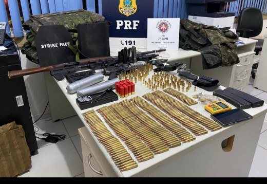 Suspeitos de roubos a bancos flagrados com explosivos e fuzil