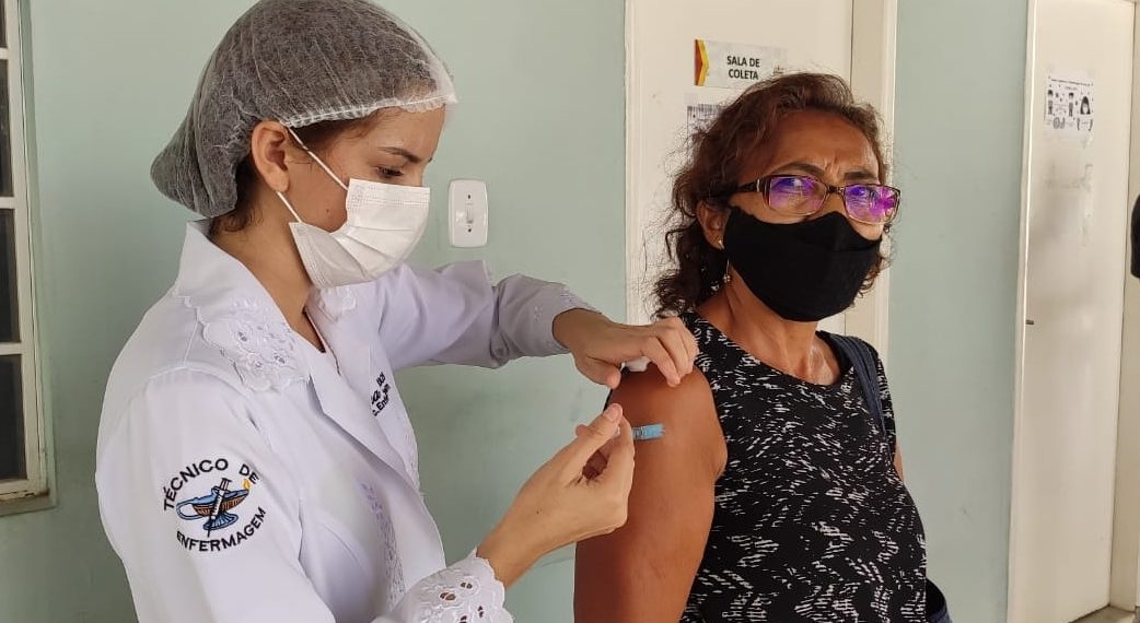 Profissionais da Educação começam a receber a primeira dose da vacina contra o Coronavírus