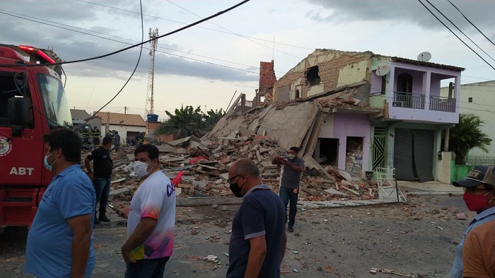 Casas são destruídas no centro de Crisópolis após explosão de fogos de artifícios (Vídeo)