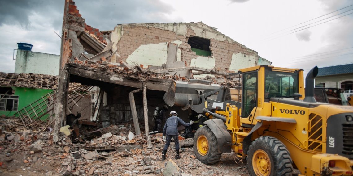 Vídeo: Calila Notícias foi a Crisópolis e registrou o estrago após a explosão de uma casa onde comercializava fogos de artifícios