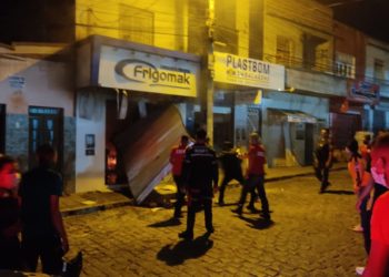 Frigorífico e Mercadinho é consumido pelo fogo ao lado do Centro de Abastecimento