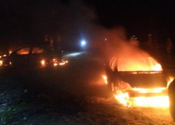 Abaré – Quadrilha faz reféns, explode cofre de banco, incendeia carros e foge de canoa (vídeo)