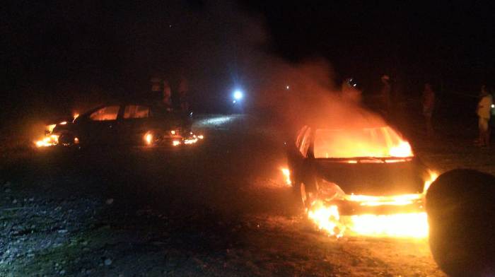 Abaré – Quadrilha faz reféns, explode cofre de banco, incendeia carros e foge de canoa (vídeo)