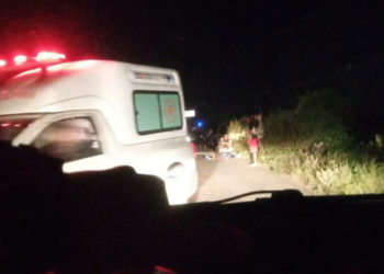 Dois homens ficam feridos após moto colidir em cavalo solto na pista em Santaluz