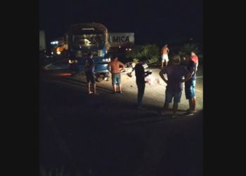 Batida entre caminhão e motocicletas deixa dois mortos e um ferido na BR-116