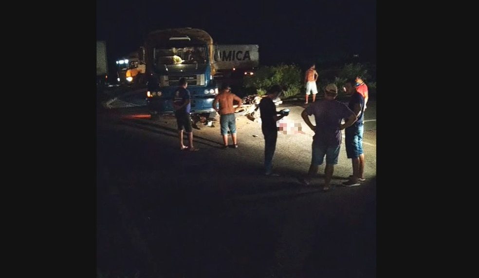 Batida entre caminhão e motocicletas deixa dois mortos e um ferido na BR-116