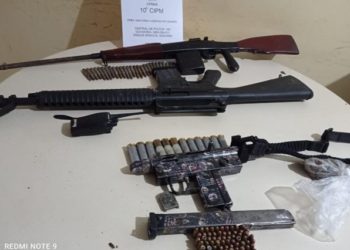 Fuzil e metralhadora apreendidos com suspeitos de roubos a bancos; um morreu no confronto